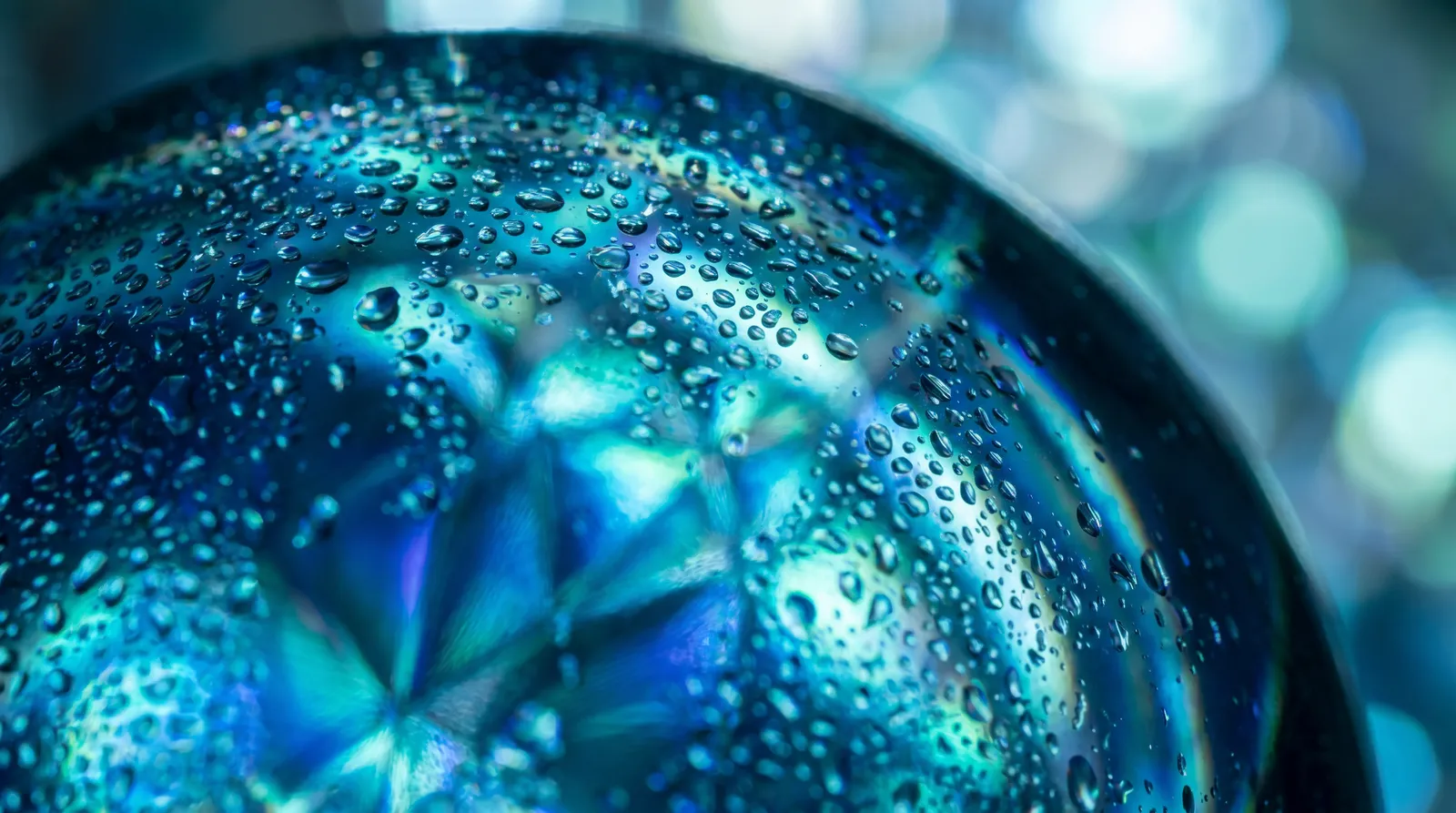 Macro abstraite de lumière réfractée dans un verre optique bombé couvert de gouttelettes